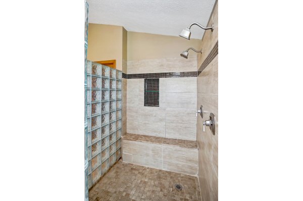 Owner's Bath of 8350 Oak Creek Dr, Lewis Center, OH